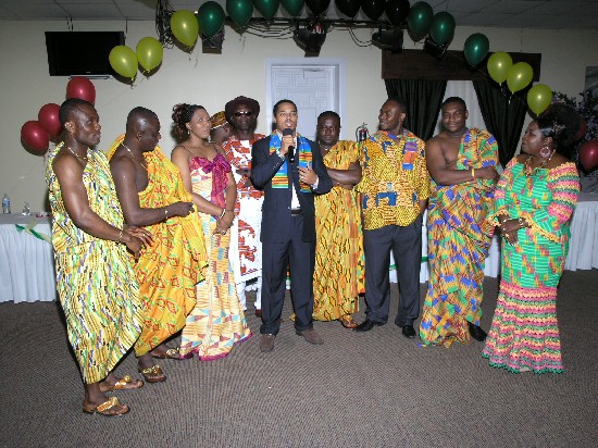 Van Vicker offering his thanks and flanked by organizers. Behind him
is his designated body guard; Mr. Kwabena Yeboah