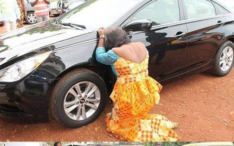 Obaapa Christy kneels to thank God