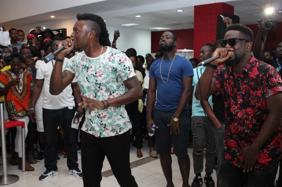 Sarkodie performs with Pappy Kojo