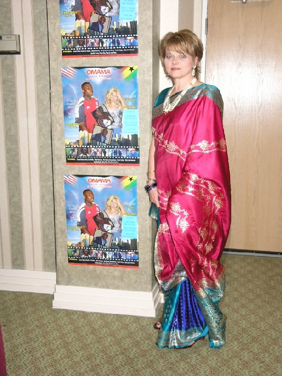 Leading actress Lin Shukla posed next to the “Omama” poster