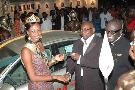 The new queen receives the keys to the jag