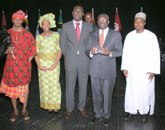 Prof. Ibrahim Gambari, UN Under-Secretary-General and Special Advisor on Africa shows his award and flanked by executives of ASA