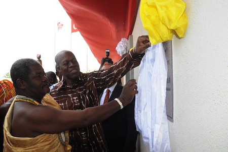 Vice President Amissah-Arthur unveiling a plaque to commission the ZOOMPAK facility