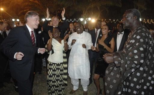 President Kufuor dance with German President Kohler. Kwamena Bartels(in white) edges them on