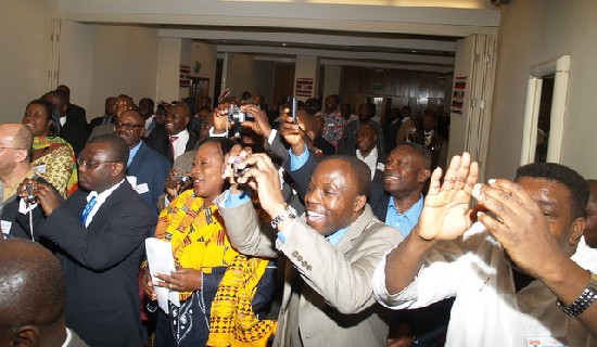 Delegates welcoming the President and dignitaries