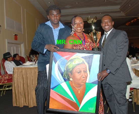 Papa Linc and a fan posed with Patience Ozorkwo (Mama G) with her
portrait