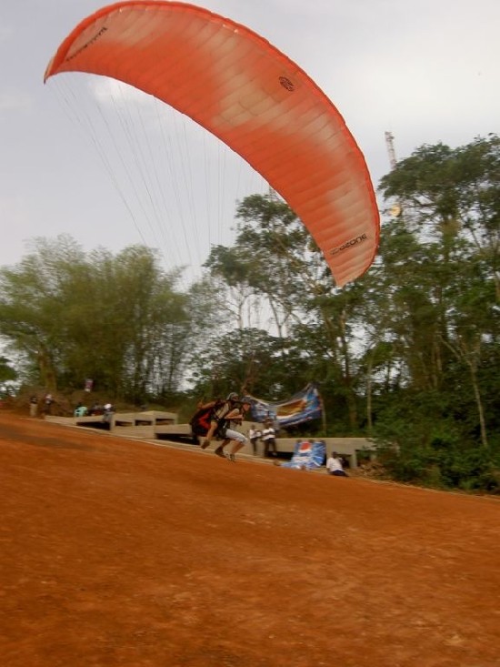 The Pepsi-Ferdinand Ayim Hang and Paragliding Festival is now in its third year, attracting some of the world’s most experienced flying professionals from South Africa, the UK, the US, France and Switzerland, as well as spectators and amateur participants from across Ghana and around the world.