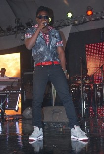 Samini controls Mic and Crowd @ <em>'I love ma life concert'</em>