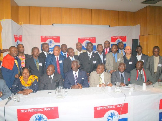 Members and students from UK posed with the President and dignitaries