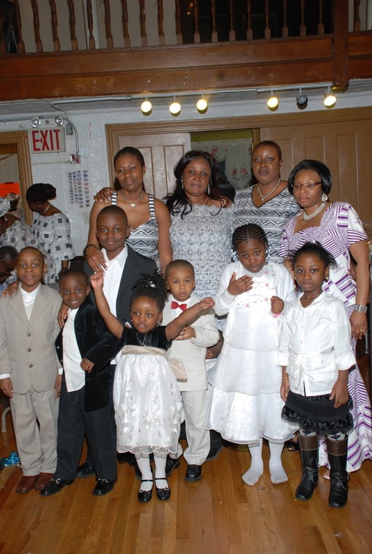 Nana Brobbey's 4 daughters and his grandchildren pose