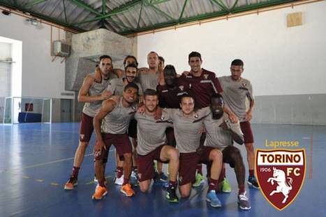 Afriyie Acquah and teammates take photo before game