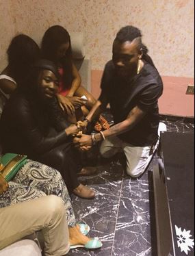 Obrafour (seated) in a handshake with Pappy Kojo