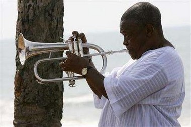 South African musician Hugh Masekela plays a horn before his show at Elmina Castle in Cape Coast, Ghana March 25, 2007 file photo. Masekela accused African leaders on Thursday of doing nothing to stop killing in Darfur and injustice in Zimbabwe as they prepared to discuss plans for a continental government.