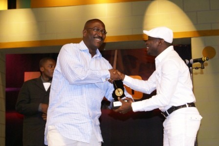 Kwaku Gyasi (Gospel artist of the year) receives prize from Citi FM's Samuel Atta Mensah