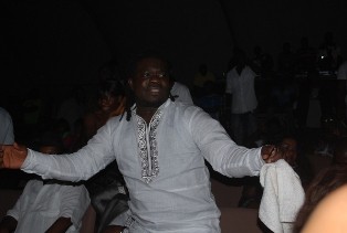 President Obour can't take the heat and dances along @ <em>'I love ma life concert'</em>