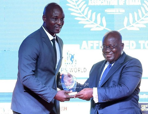 Tony Baffoe receiving the SWAG Personality of the Year, 2016 from President of Ghana, Nana Akufo-Addo