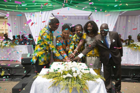 managers cut the cake