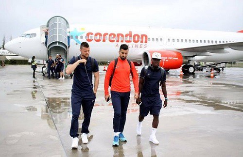 Inkoom arrive at the Turkish airport with team mates