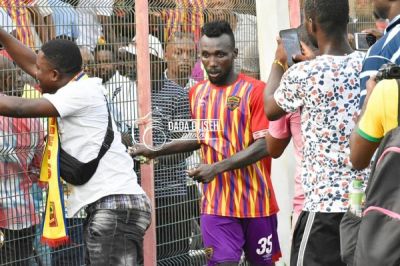 Hearts fans shower Emmanuel Nettey with cash after performance against Liberty