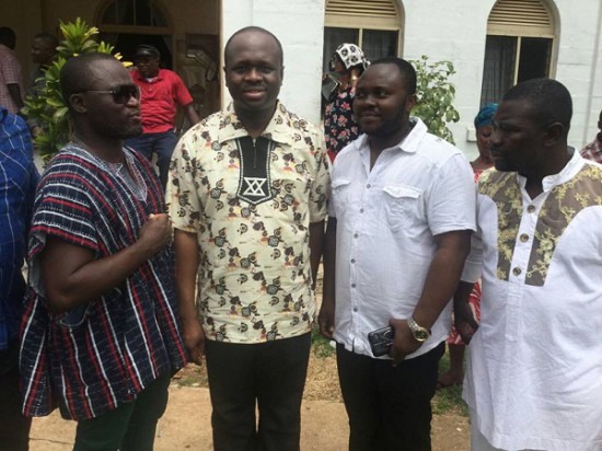 President Mahama flanked by Kumawood stars