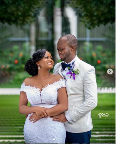 Photo shows how two newlyweds shared their first kiss through face masks