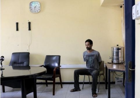 Arthur Simpson-Kent sits handcuffed inside the Criminal Investigation Department headquarters in Accra, Ghana, January 10, 2016. REUTERS/Francis Kokoroko