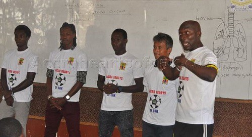 Joe Addo, Coach Keni and players of Hearts advising the school kids