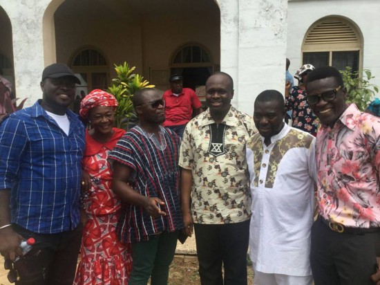 President Mahama flanked by Kumawood stars