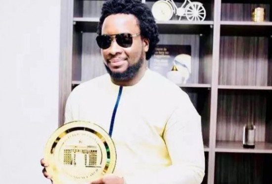 Sonnie Badu awarded with gold plaque by Samira Bawumia