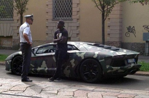 Sulley Muntari having a chat with a Police officer