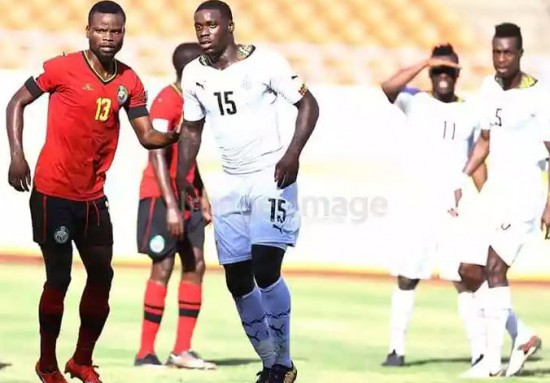 Leicester City defender Jeffrey Schlupp keeps a close eye on the Mozambican captain (Photo Credit: Senyuiedzorm Awusi Adadevoh)