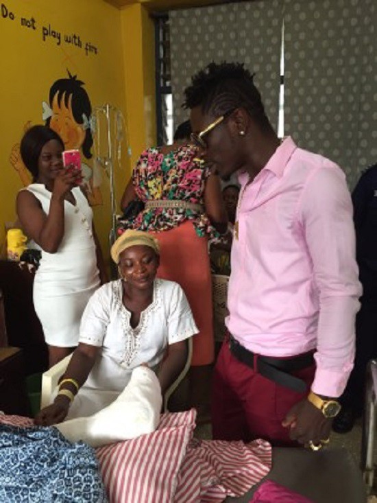 Shatta Wale interacting with the children